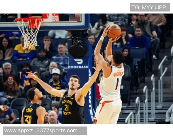 布克上半场表现出色17分钟内高效贡献13分5助攻2抢断助力球队攻防两端 布克上半场表现出色17分钟内高效贡献13分5助攻2抢断助力球队攻防两端